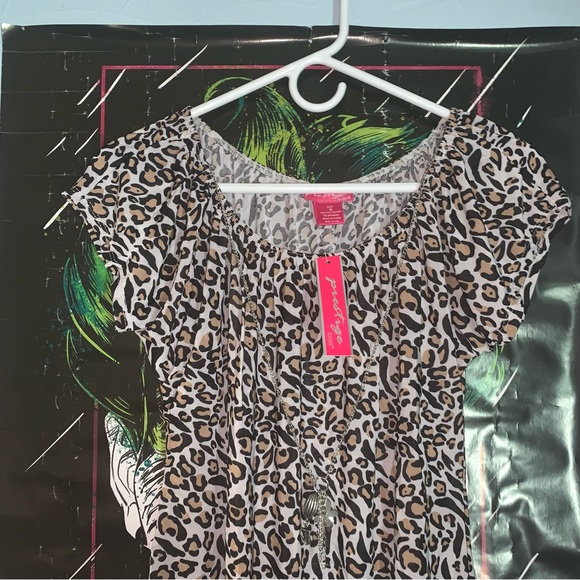 Women’s Blouse - Picture 2 of 6